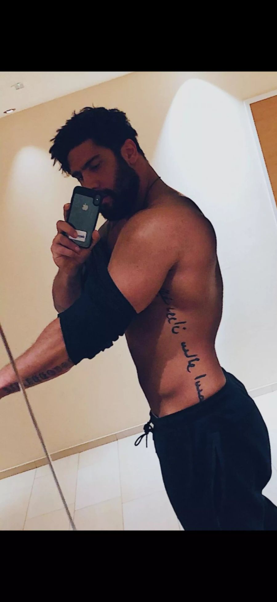 «Auf meinem Seiten-Tattoo stehen die Namen meiner Familie, weil sie immer an meiner Seite sind. Sie sind auf Arabisch geschrieben, weil ich die Schrift so schön finde. Ich kam auf die Idee, weil David Beckham dort ein ähnliches Tattoo hat.»