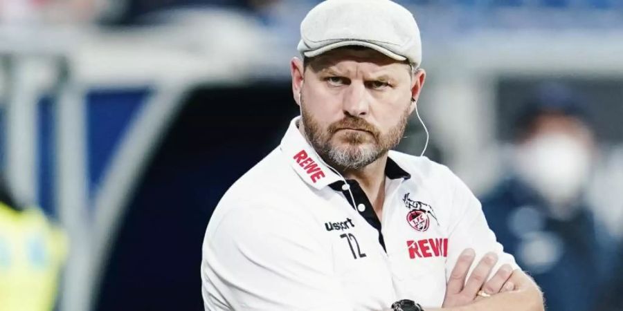 Kölns Trainer Steffen Baumgart hat die Zahl 72 auf seiner Kleidung. Foto: Uwe Anspach/dpa