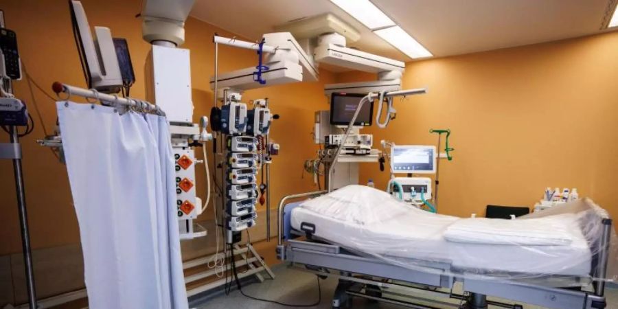 Ein Intensivbett in einer Klinik in München. Foto: Matthias Balk/dpa
