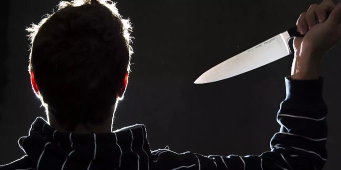 Mit einem Messer soll der Vater mehrfach auf Hals, Brust und Rücken seines schlafenden Kinds eingestochen haben. (Symbolbild) Mit einem Messer soll der Vater mehrfach auf Hals, Brust und Rücken seines schlafenden Kinds eingestochen haben. (Symbolbild)