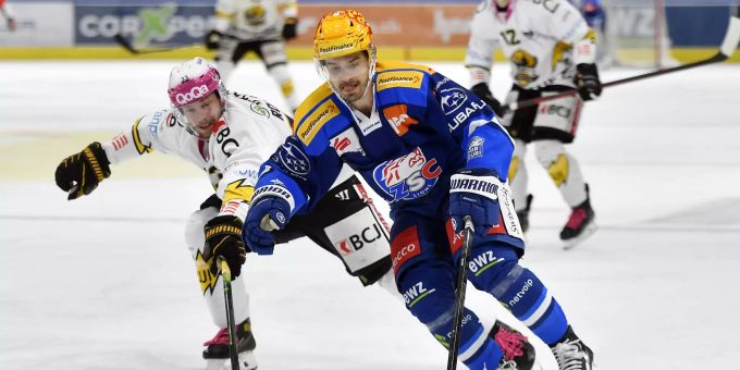 Denis Malgin (ZSC Lions) gegen Anthony Rouiller (HC Ajoie) in der National League. ZSC Ajoie National League