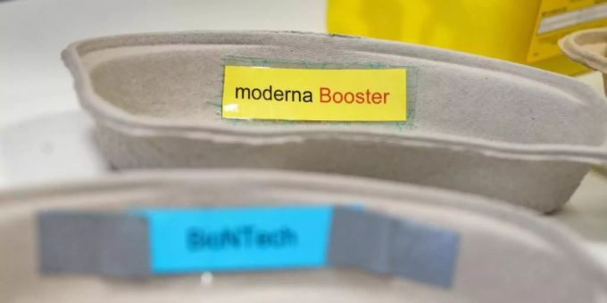 Zwei Schalen mit Booster-Impfstoff von Moderna und dem normalen Impfstoff von Biontech/Pfizer liegen bereit. Foto: Frank Rumpenhorst/dpa Zwei Schalen mit Booster-Impfstoff von Moderna und dem normalen Impfstoff von Biontech/Pfizer liegen bereit. Foto: Frank Rumpenhorst/dpa