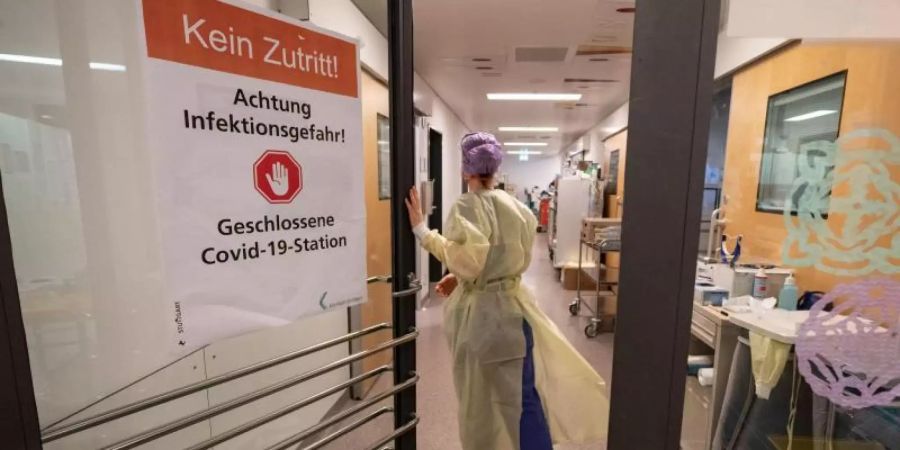 Ein Grünen-Experte fordert die Verlegung von Patienten in andere Kliniken vorzubereiten. Foto: Marijan Murat/dpa