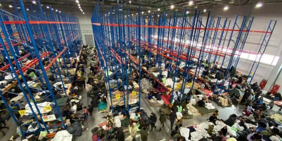 Migranten sind in einem belarussischen Grenzort in einer Notunterkunft untergebracht. Foto: Ulf Mauder/dpa
