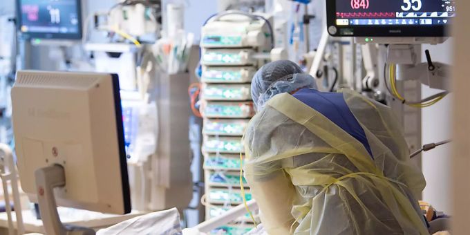 ARCHIV - Ein Intensivpfleger behandelt auf einer Intensivstation eines Klinikums in Ludwigsburg einen Covid-19-Patienten. Foto: Sebastian Gollnow/dpa ARCHIV - Ein Intensivpfleger behandelt auf einer Intensivstation eines Klinikums in Ludwigsburg einen Covid-19-Patienten. Foto: Sebastian Gollnow/dpa