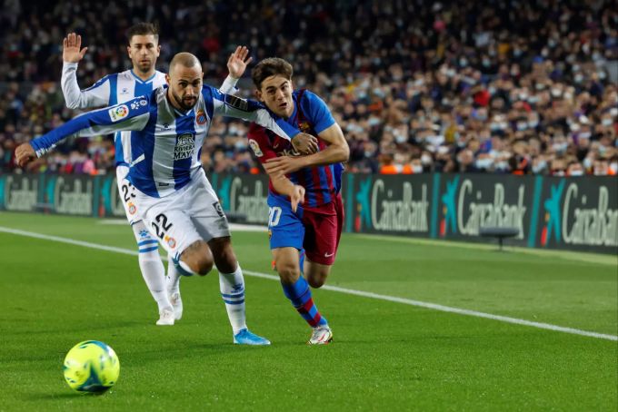 epa09594675 FC Barcelona's Gavi (R) vies for the ball with Espanyol's Aleix Vidal (L) during of the Spanish LaLiga soccer match between FC Barcelona and RCD Espanyol in Barcelona, Spain, 20 November 2021. EPA/Toni Albir FC Barcelona vs RCD Espanyol