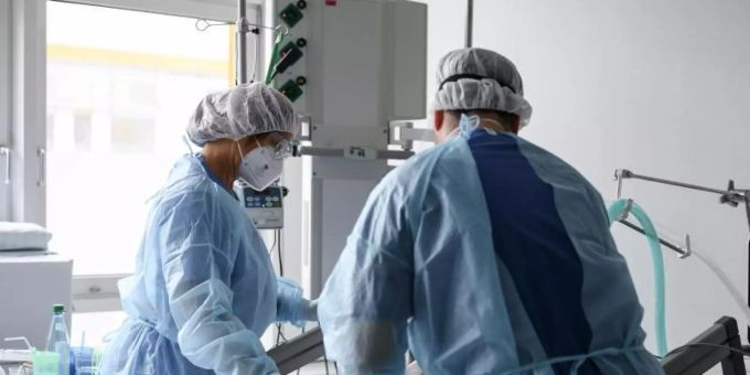 Die pflegerische Leitung der Intensivstation und Intensivstationsarzt bei einem Corona-Patienten auf der Intensivstation. (Archivbild). Foto: Daniel Vogl/dpa Die pflegerische Leitung der Intensivstation und Intensivstationsarzt bei einem Corona-Patienten auf der Intensivstation. (Archivbild). Foto: Daniel Vogl/dpa