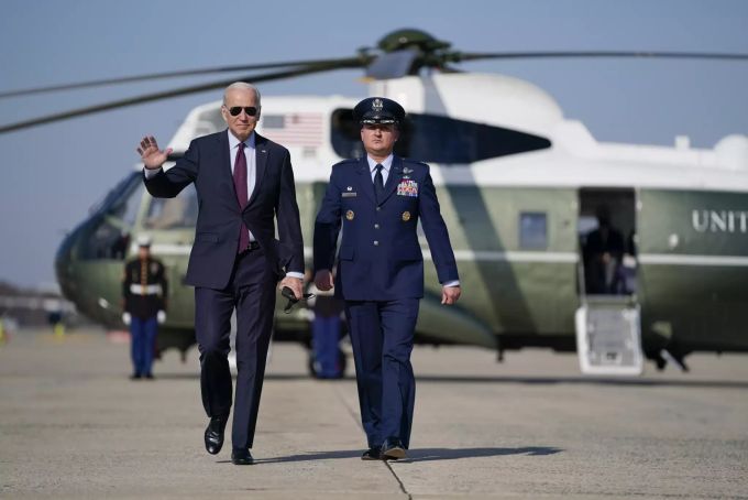 Präsident Joe Biden winkt, als er am Mittwoch, den 17. November 2021, in der Andrews Air Force Base, Md, an Bord der Air Force One für eine Reise nach Michigan geht. Biden