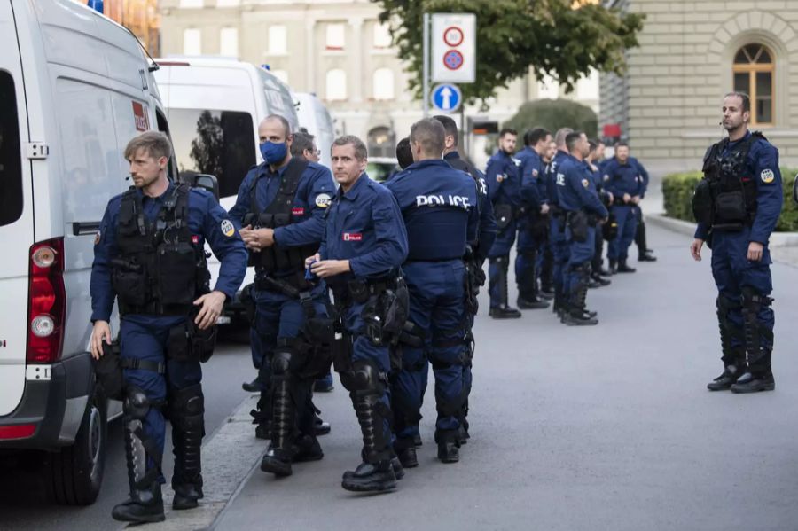 Die sich häufenden Donnerstags-Demos ziehen eine Freitag-Sperre für die Berner Polizisten nach sich.