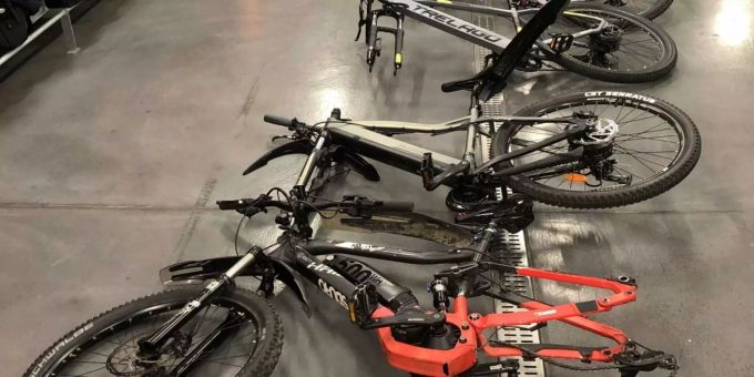 Es wurden insgesamt sechzehn mutmasslich gestohlene Velos und E-Bikes entdeckt. Velos