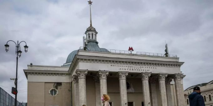 Eine Frau mit Maske in Moskau Eine Frau mit Maske in Moskau