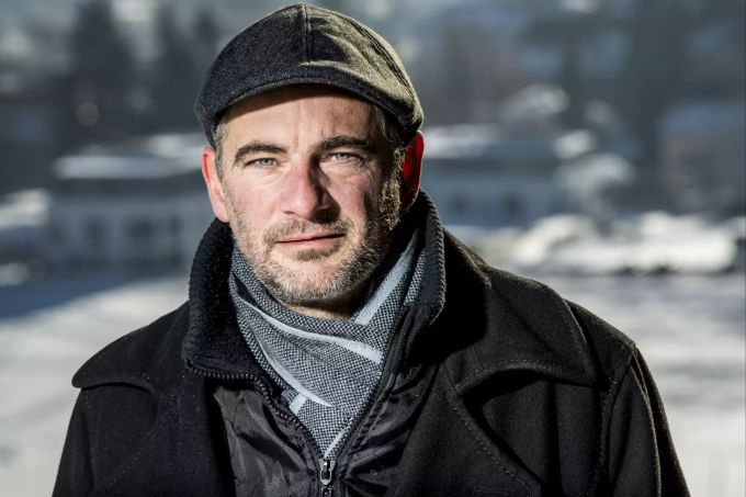 Olivier Schinz, responsable du projet "La Chaux-de-Fonds, Capitale culturelle suisse 2025" pose sur les hauteurs de la ville des montagnes neuchateloises le mardi 21 decembre 2021 a La Chaux-de-Fonds. (KEYSTONE/Jean-Christophe Bott) la chaux de fonds