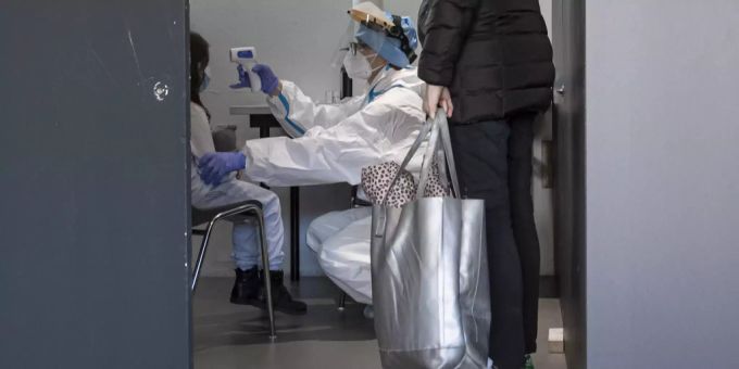 Wegen Omikron drohen wieder mehr Ansteckungen mit dem Coronavirus und somit auch mehr Quarantäne-Fälle. Coronavirus Omikron