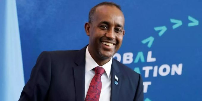 Hat derzeit wenig zu lachen und weist die Vorwürfe des Präsidenten zurück: Der entlassene Premier Mohamed Hussein Roble. Foto: Tolga Akmen/PA/dpa/Archiv Hat derzeit wenig zu lachen und weist die Vorwürfe des Präsidenten zurück: Der entlassene Premier Mohamed Hussein Roble. Foto: Tolga Akmen/PA/dpa/Archiv