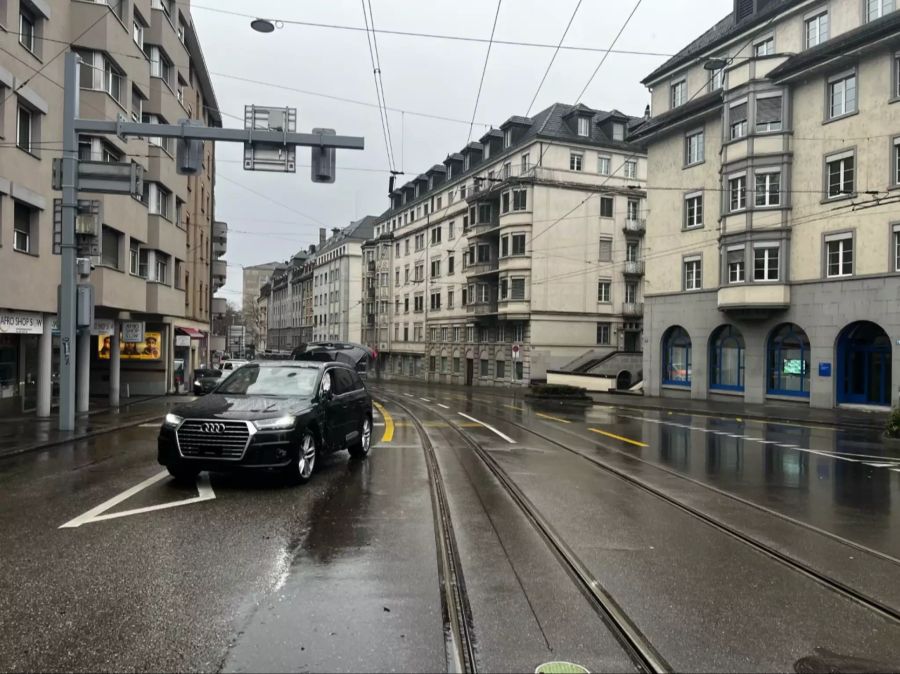 Bei der Kollision wurde das Auto stark beschädigt.