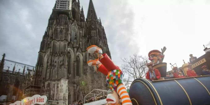 Karneval in Köln (Archiv). Ein «normaler Rosenmontagszug mit Hunderttausenden von Zuschauern» wird 2022 voraussichtlich nicht möglich sein. Foto: Maja Hitij/dpa Karneval in Köln (Archiv). Ein «normaler Rosenmontagszug mit Hunderttausenden von Zuschauern» wird 2022 voraussichtlich nicht möglich sein. Foto: Maja Hitij/dpa