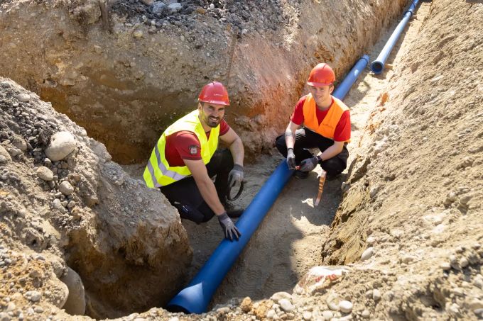 Die Bodenleitungsmonteure bei der Arbeit. Spaar AG Oensingen