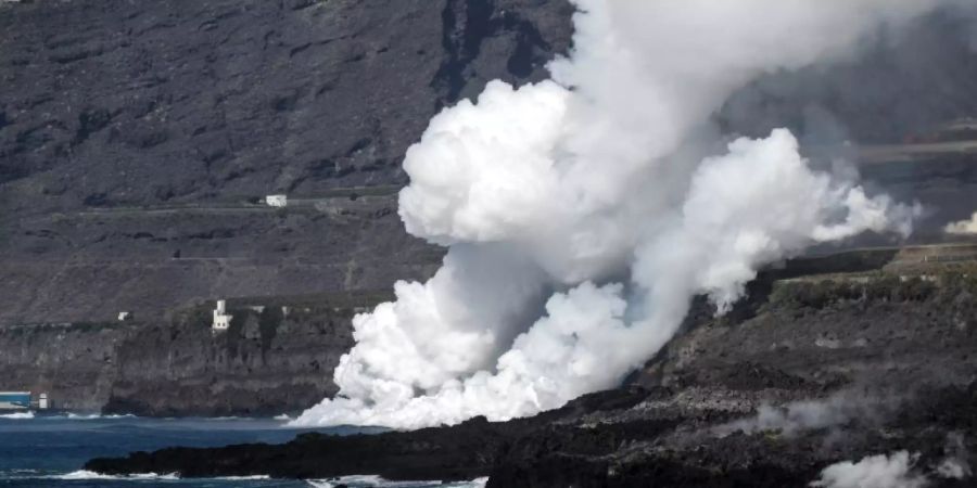 Der Kontakt der Lava mit Meerwasser führte zu einer riesigen Rauchwolke