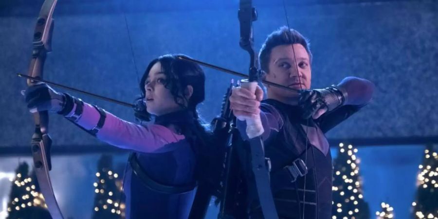 Hailee Steinfeld als Kate Bishop und Jeremy Renner als Clint Barton/Hawkeye in «Hawkeye». Foto: Chuck Zlotnick/Disney+/Marvel Studios/dpa