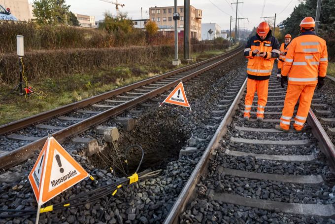 Bei Tolochenaz VD sorgte eine Gleisabsenkung zu einer langwierigen Störung des Bahnverkehrs zwischen Lausanne und Genf. SBB Tolochenaz VD