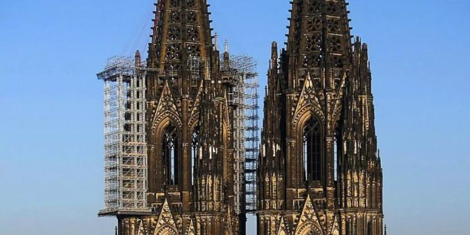 Die Westfassade des Kölner Doms mit dem Baugerüst. Foto: Oliver Berg/dpa Die Westfassade des Kölner Doms mit dem Baugerüst. Foto: Oliver Berg/dpa
