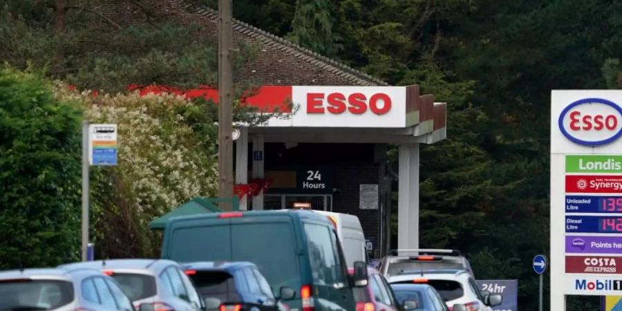 Autofahrer stehen vor einer Tankstelle in Ashford Schlange, um zu tanken. Foto: Gareth Fuller/PA/dpa