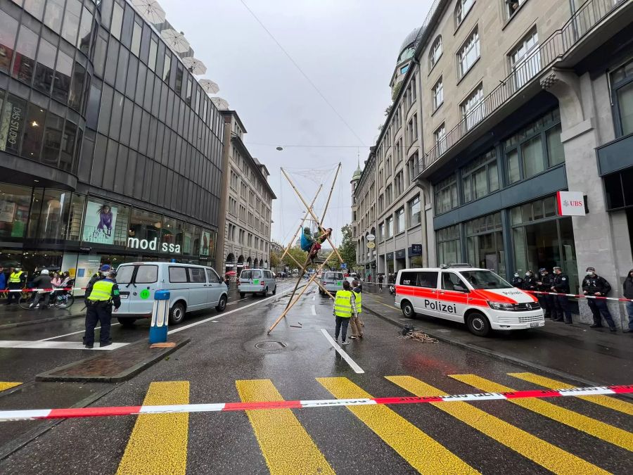 Die Polizei hat den Bereich um das Gerüst abgesperrt.