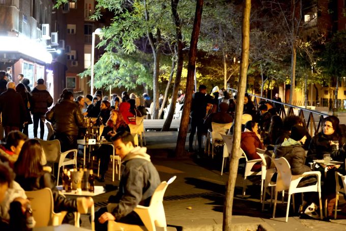 Kunden sitzen Mitte Dezember auf der Terrasse eines Restaurants im Zentrum von Madrid. Madrid