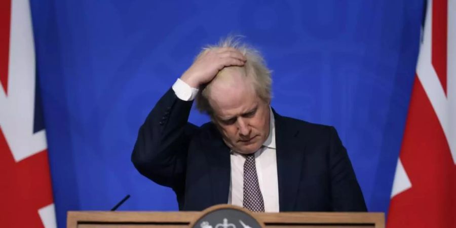 Boris Johnson, Premierminister von Grossbritannien, rauft sich die Haare. Foto: Hollie Adams/Getty Images Pool/AP/dpa