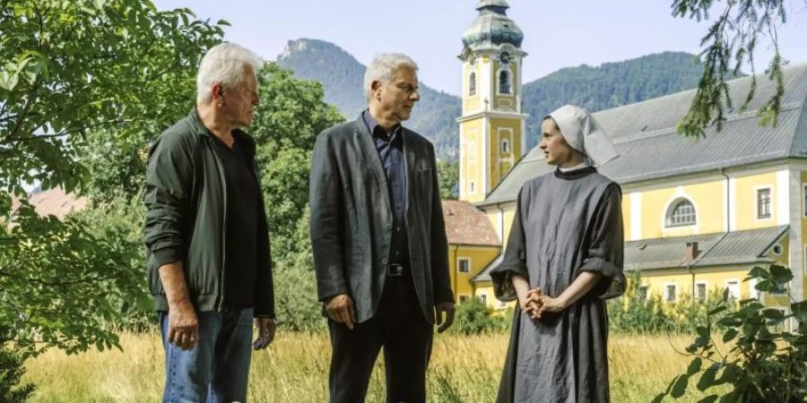 Ivo Batic (Miroslav Nemec, l) und Franz Leitmayr (Udo Wachtveitl) verhören Schwester Antonia (Maresi Riegner). Foto: Hendrik Heiden/BR/Roxy Film GmbH/dpa