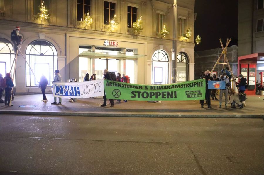 Sie protestieren gegen die Investitionen der Bank in fossile Energien.