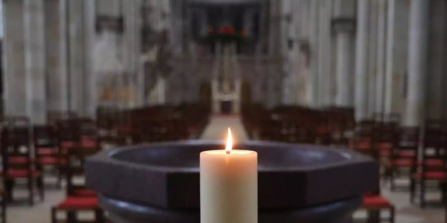 Magdeburger Dom: In Mecklenburg-Vorpommern sind Gottesdienst ganz ohne Zugangsbeschränkung («0G») verboten. Foto: Peter Gercke/dpa