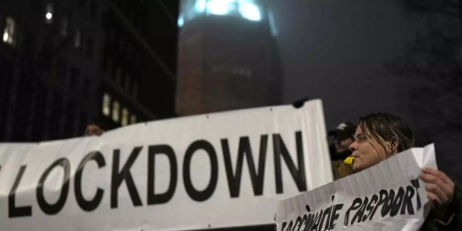 Protest gegen den Lockdown in Amsterdam. Foto: Peter Dejong/AP/dpa