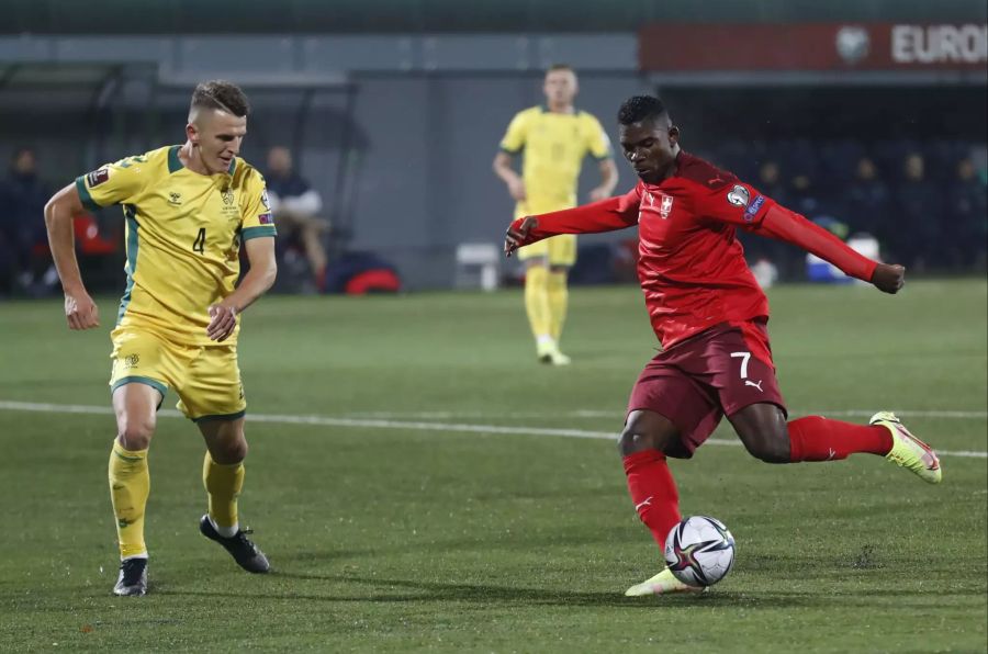 Breel Embolo (r.) wird mehrere Wochen ausfallen.