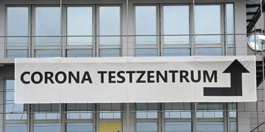 Hinweis auf Corona-Testzentrum in Dortmund