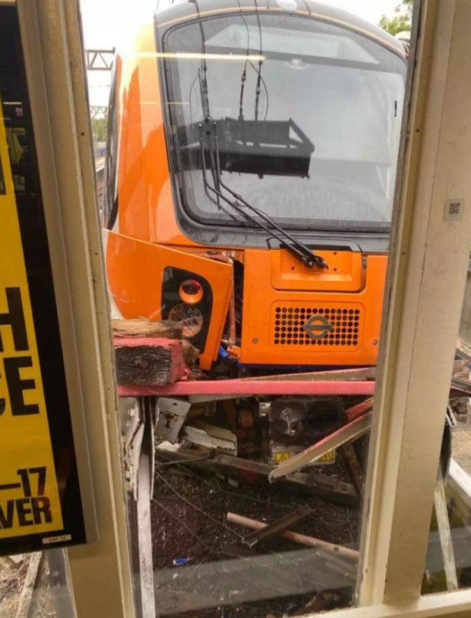 Der Zug kam kurz vor eine Ticketstation zum Erliegen. Dadurch konnte Schlimmeres verhindert werden. Zug