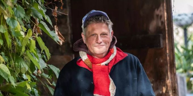 Bildhauer Todosch Schlopsnies (55) steht auf dem St. Jacobi Friedhof in Neukölln und hält eine steinerne Kugel in den Händen, die aus einem ehemaligen Grabstein entstanden ist. Foto: Paul Zinken/dpa Bildhauer Todosch Schlopsnies (55) steht auf dem St. Jacobi Friedhof in Neukölln und hält eine steinerne Kugel in den Händen, die aus einem ehemaligen Grabstein entstanden ist. Foto: Paul Zinken/dpa