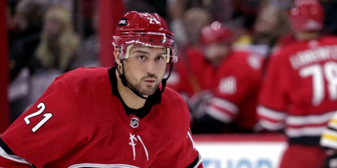 Nino Niederreitet landet einen Treffer gegen die Boston Bruins. Nino Niederreiter