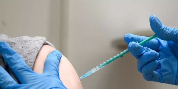 In den USA sind bislang gut 58 Prozent der Bevölkerung vollständig gegen das Coronavirus geimpft. USA Impfung Corona