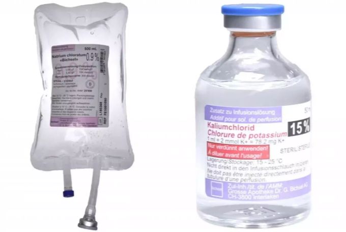 Zwei Produkte der Firma Bichsel: «Natrium chloratum 0.9 %, Infusionslösung 500ml» im PP-Infusionsbeutel mit Infusionsport und Mediport (links) und «Kaliumchlorid 15 %, Zusatz zu Infusionslös NaCl Kaliumchlorid Infusionslösung Bichsel