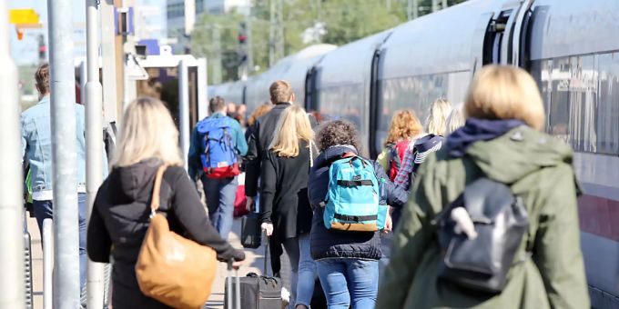 Die Corona-Pandemie raubt der Bahn immer noch die Passagiere. (Symbolbild) Corona Bahn