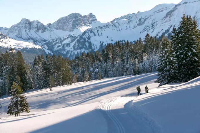 Den ersten Abschnitt der Wanderung teilt ihr euch noch mit Nordisch-Sportlern. Danach wandert ihr allein durch die naturbelassene Landschaft. BLS