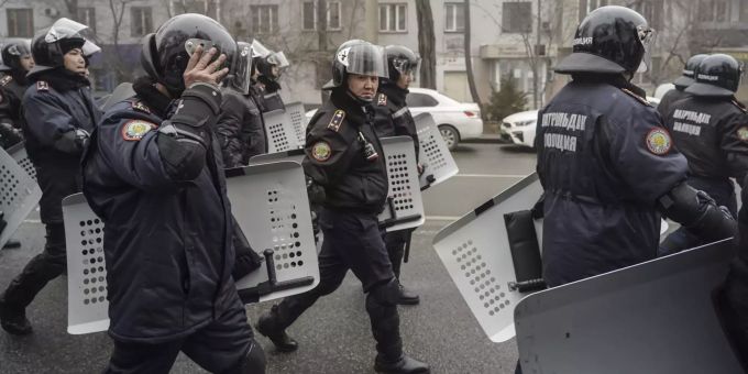 Bereitschaftspolizisten patrouillieren während einer Kundgebung gegen eine Erhöhung der Energiepreise in Almaty, Kasachstan. Kasachstan
