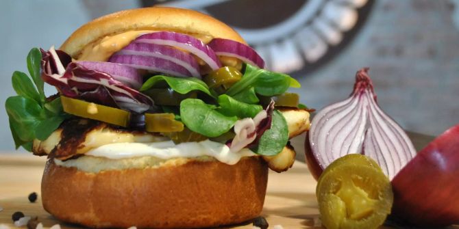 Burger rote Zwiebel Käse Salat