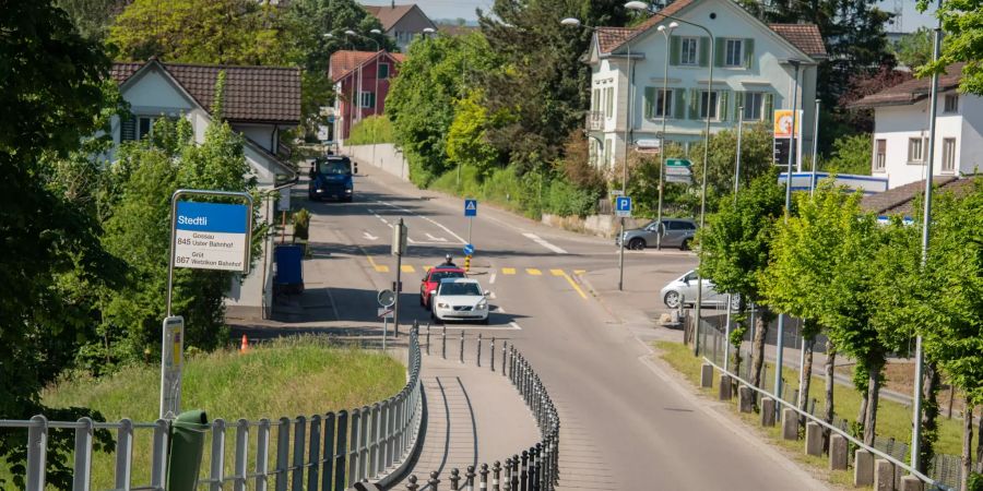 Die Binzikerstrasse in 8627 Grüningen (ZH).