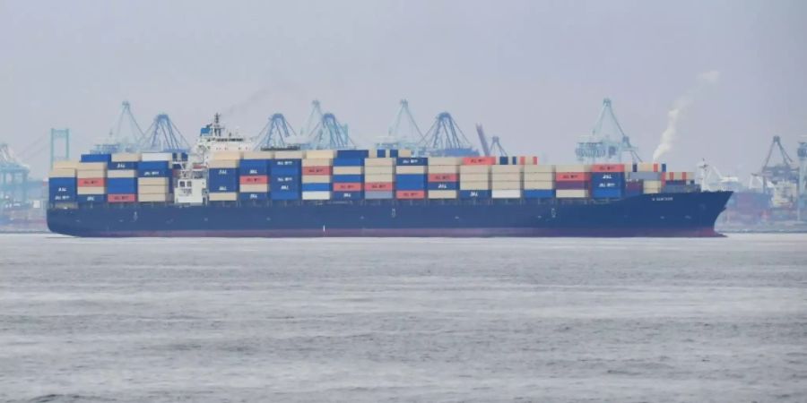 Containerschiff vor der kalifornischen Küste