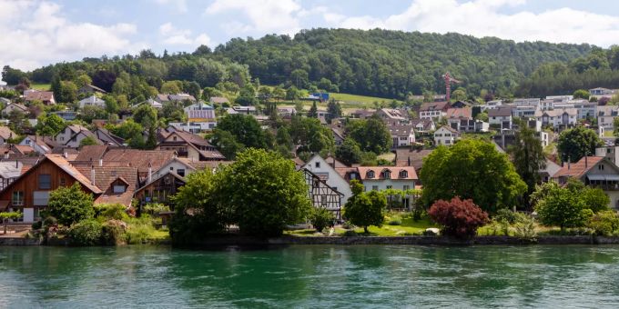 Aussicht auf die Gemeinde Flurlingen mit Rhein. Aussicht auf die Gemeinde Flurlingen mit Rhein.