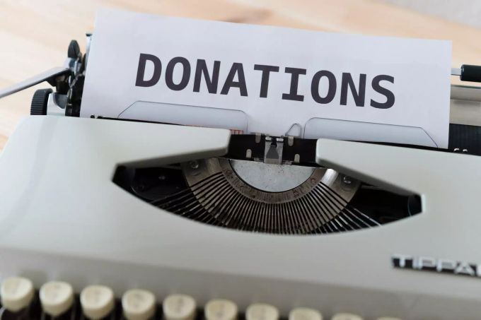 Nicht emotionsgeladene Bilder sollten zum Spenden einladen, sondern seriöse Projektinformationen. Schreibmaschine Text DONATIONS