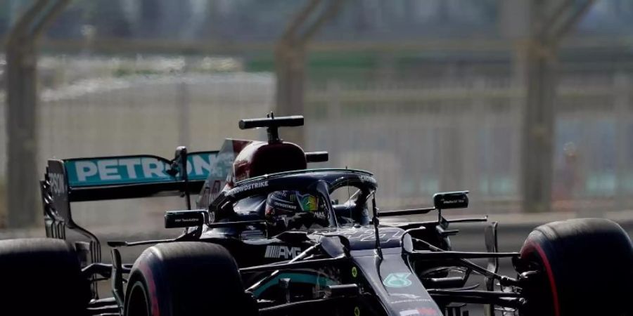 Lewis Hamilton stellte im Mercedes-Boliden im zweiten Freien Training von Abu Dhabi Tagesbestzeit auf. Foto: Hasan Bratic/dpa