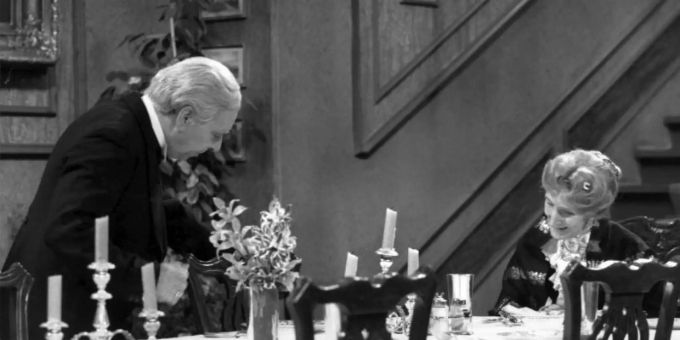 Freddie Frinton als Diener James und May Warden als alleinspeisende alte Dame Miss Sophie. Foto: Annemarie Aldag/WDR/NDR/dpa Freddie Frinton als Diener James und May Warden als alleinspeisende alte Dame Miss Sophie. Foto: Annemarie Aldag/WDR/NDR/dpa